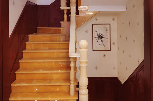 潼南中式别墅室内汉白玉石楼梯的定制安装装饰效果